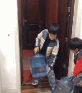 来个大力碎水桶gif搞笑图片