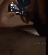穷人努力的玩坏了的手机-搞笑gif动态图片 - izike-izike