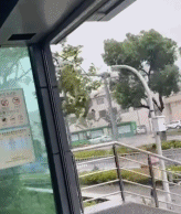 台风天男人的伞已经被刮没了-帅哥动态图片-gif动态图-izike