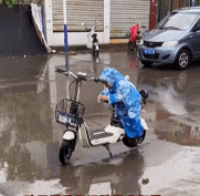 帮妈妈护着车座位gif搞笑图片