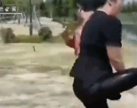 胖女人把钓鱼男人推下河-帅哥动态图片-gif动态图 - izike-izike