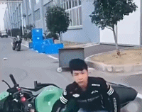 男人扶起重摩托车反过来再来一遍-帅哥动态图片-gif动态图-izike