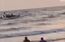 一群人狂欢一个人心酸gif搞笑图片