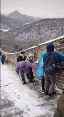 雪天爬长城前功尽弃-搞笑gif动态图片-izike