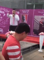 婚礼司仪丢啤酒耍帅-帅哥动态图片-gif动态图 - izike-izike