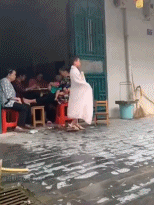 小小年纪是个戏精gif搞笑图片