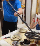 金属探测器探测饺子中的金属-搞笑gif动态图片-izike