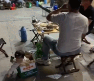 烧烤店的啤酒箱婴儿床gif搞笑图片