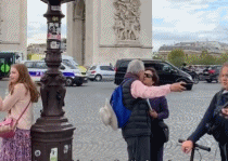 一定要和爱的人去巴黎gif搞笑图片