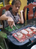 肉不愿意被烤跳出火架子-搞笑gif动态图片-izike