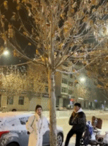 为了女生拍照踢下树上的雪-美女动态图片-gif动态图-izike