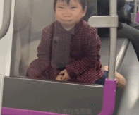 一只奇特小男孩贴着地铁玻璃-帅哥动态图片-gif动态图-izike