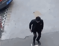 小短腿男生被砸脑袋-帅哥动态图片-gif动态图-izike