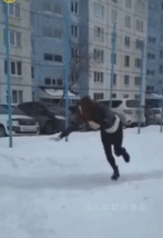 雪地人打滑翻车现场-搞笑gif动态图片-izike