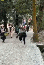 雪地男生滑到像街舞-帅哥动态图片-gif动态图-izike