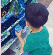 孩子给汽车涂颜料画画-搞笑gif动态图片 - izike-izike