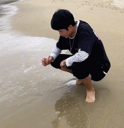 海水都带不走我写下的穷字-搞笑gif动态图片-izike