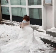 雪人也在提醒大家戴好口罩-搞笑gif动态图片-izike