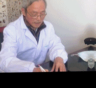 白发老医生下班和上班对比-搞笑gif动态图片-izike