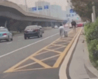 男孩女孩奔跑拥抱-帅哥动态图片-gif动态图-izike