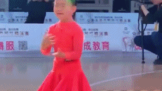 小女孩哭着也要演完舞蹈gif动态图片