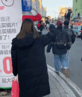 可爱的小姐姐学气球玩偶动作-搞笑gif动态图片-izike