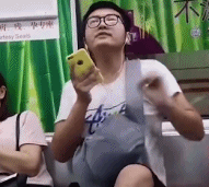 戴了耳机的年轻人gif搞笑图片