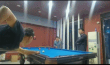 打桌球飞出桌面-搞笑gif动态图片-izike