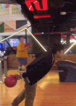 真实的人被球带着跑gif搞笑图片