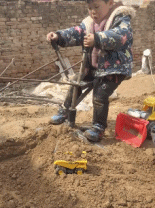 小朋友练习挖机技术gif搞笑图片