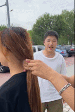 给女孩子绑头发转来转去扎不上-美女动态图片-gif动态图-izike