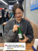 女人潇洒的开白酒方法-美女动态图片-gif动态图-izike