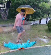 亲爹踩水带孩子-搞笑gif动态图片 - izike-izike