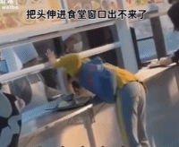 干饭男被玻璃夹脑袋-帅哥动态图片-gif动态图-izike