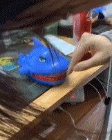 暴躁玩家玩游戏gif搞笑图片