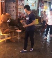 小熊玩偶要路人主动拿传单-搞笑gif动态图片-izike