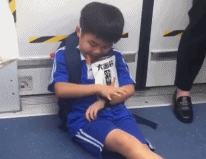 坐拥辣条和手表gif搞笑图片