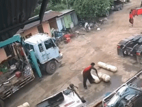 不小心发射了支火箭gif搞笑图片