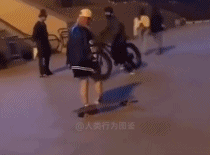 男孩被女孩吸引车都扶不稳-帅哥动态图片-gif动态图-izike