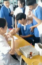 打针不可怕 可我怕！-搞笑gif动态图片-izike