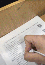 当老师突然走下讲台时-搞笑gif动态图片-izike