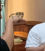 眼睛何必戴在脸上gif搞笑图片