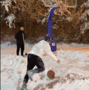 将自己甩出球场gif搞笑图片