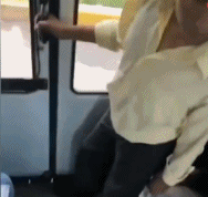 男人潇洒的下公交车-帅哥动态图片-gif动态图-izike