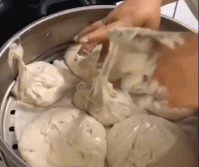 尝试做一锅馒头黏黏的-搞笑gif动态图片-izike