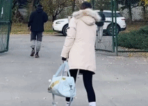男朋友学瘸脚女朋友走路-帅哥动态图片-gif动态图-izike