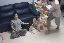 爸爸带娃飞起跑步-搞笑gif动态图片-izike