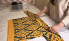 将厚毛衣叠成一本书gif搞笑图片