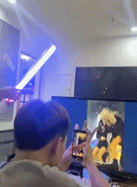 假装自己有夜生活gif搞笑图片