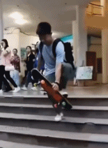 关于滑板黏脚上了gif搞笑图片